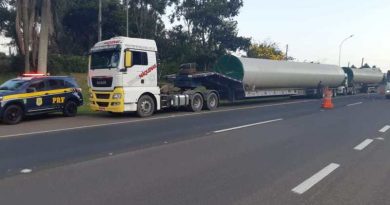 PRF flagra transporte irregular de peças de torres eólicas em Osório