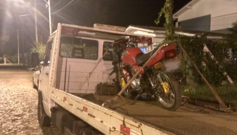 Adolescente em moto tenta fugir de abordagem da BM em Capão da Canoa