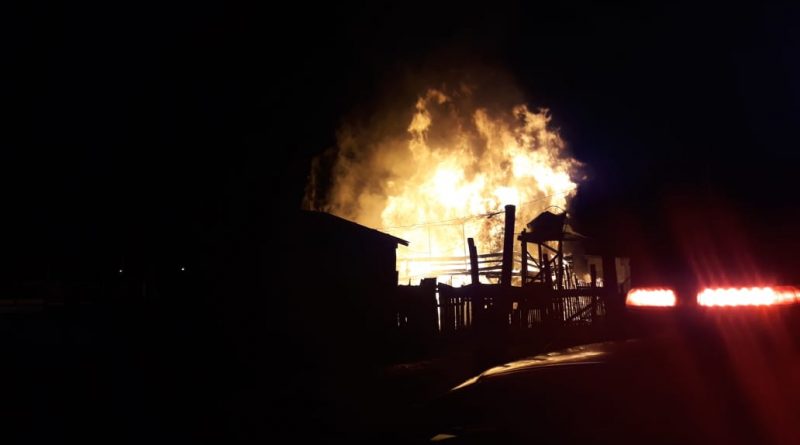 Fogo atinge residências em Capão da Canoa (vídeo)
