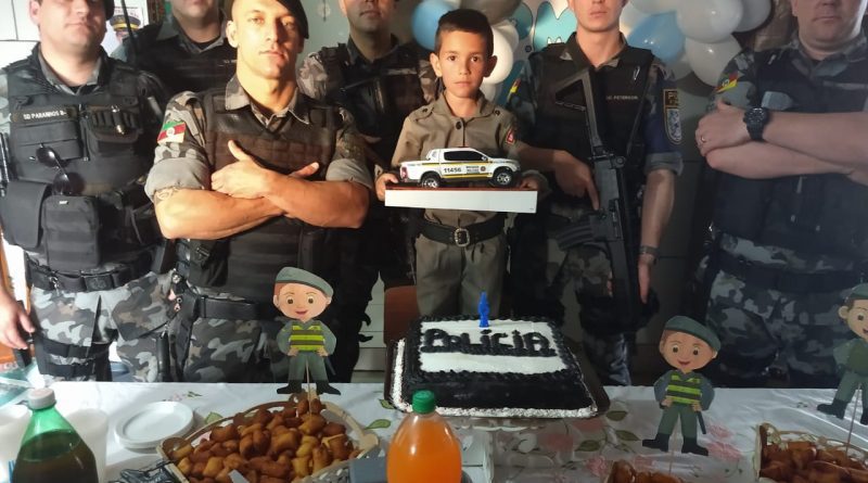 Menino que sonha em ser policial militar ganha festa surpresa em Osório