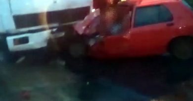 Colisão entre carro e caminhão mata uma pessoa e deixa outra gravemente ferida