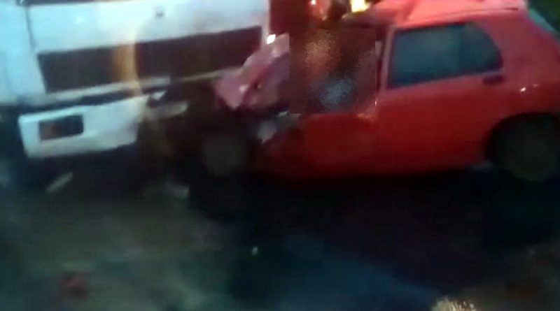 Colisão entre carro e caminhão mata uma pessoa e deixa outra gravemente ferida