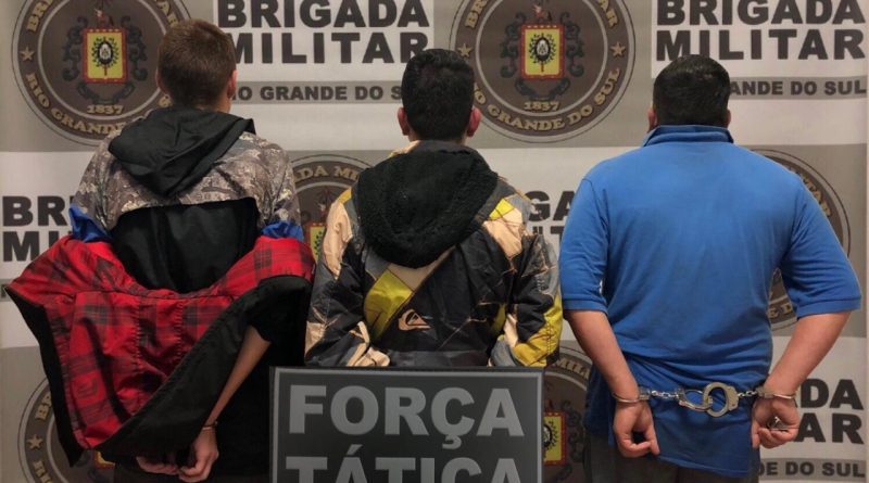 BM prende três e intercepta carregamento de drogas que abasteceria cidades da região
