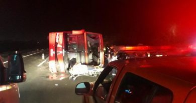 Ônibus tomba e deixa mais de 20 feridos na freeway