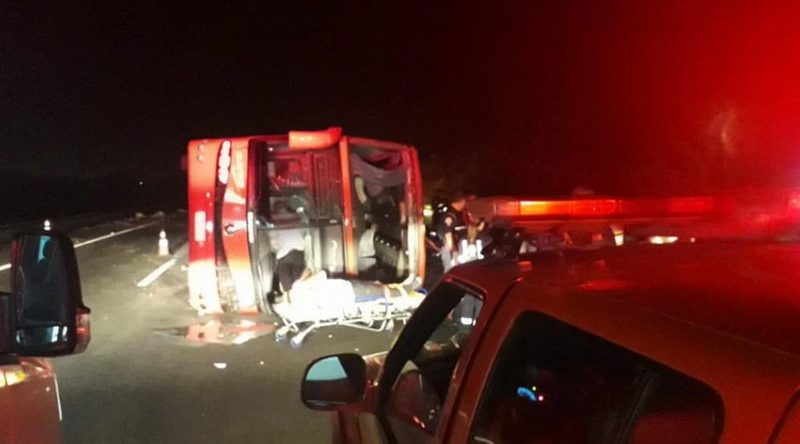 Ônibus tomba e deixa mais de 20 feridos na freeway
