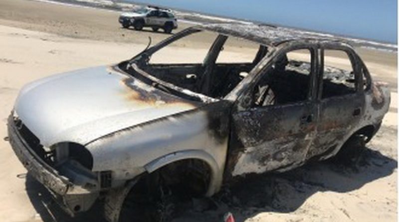 Veículo roubado é encontrado queimado na beira mar
