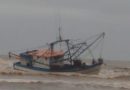 Barco de pescadores encalha com quatro passageiros em Cidreira