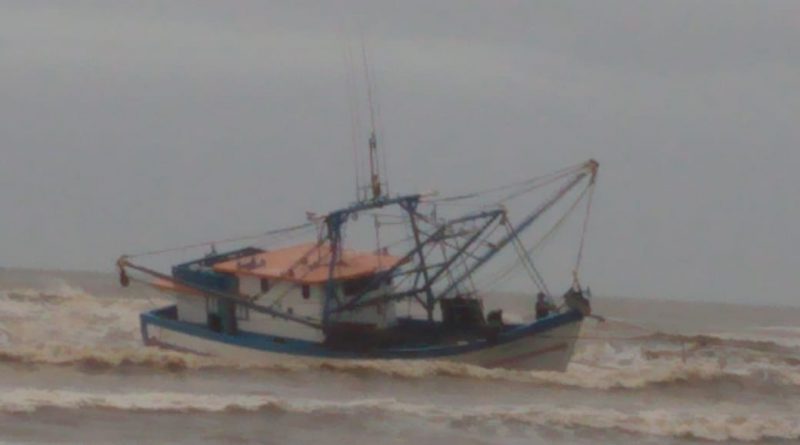 Barco de pescadores encalha com quatro passageiros em Cidreira