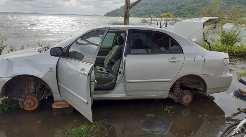 Veículo roubado é encontrado abandonado às margens da Lagoa dos Barros