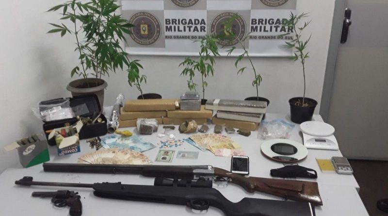 Brigada Militar prende homem com grande quantidade de drogas e armas em Capão da Canoa