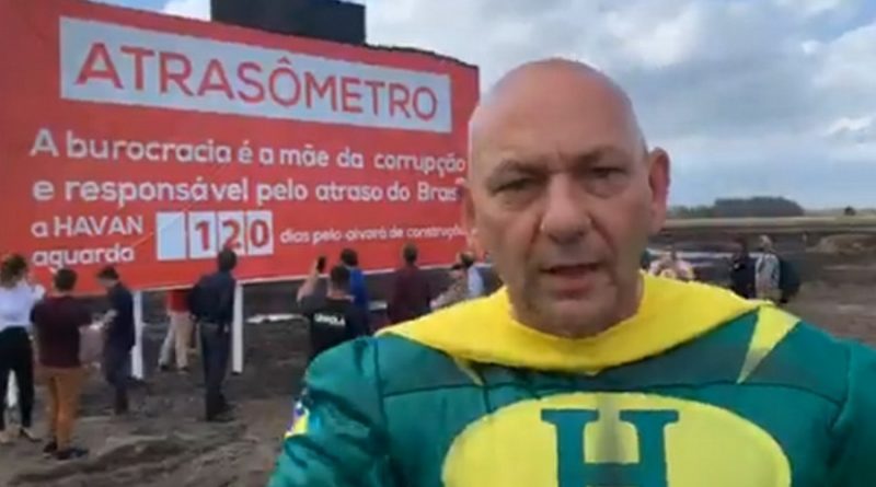 Vestido de super-herói, dono da Havan inaugura "atrasômetro" em Capão da Canoa (vídeo)