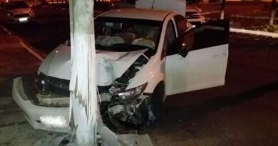 Motorista foge de abordagem da BM e colide veículo em poste em Osório