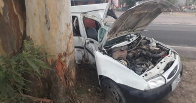 Motorista perde controle de veículo e colide em árvore em Osório