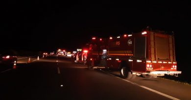 Ônibus tomba na Freeway e deixa 13 feridos