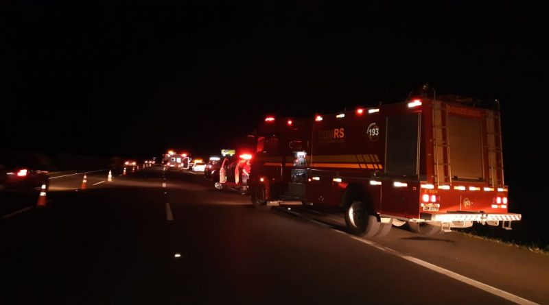 Ônibus tomba na Freeway e deixa 13 feridos