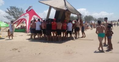 Mar revolto derruba guaritas dos salva-vidas em Arroio Sal