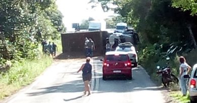 Caminhão tomba e causa congestionamento na RS-030 em Osório