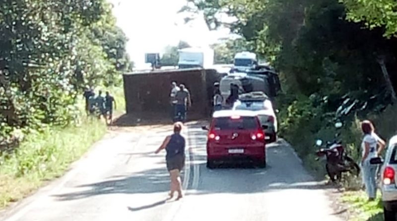 Caminhão tomba e causa congestionamento na RS-030 em Osório