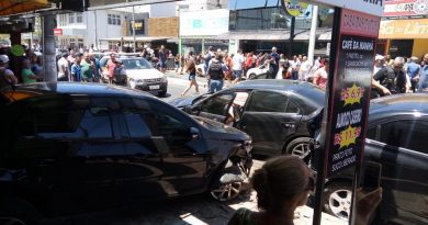 Criminoso em fuga colide em quatro veículos no centro de Tramandaí