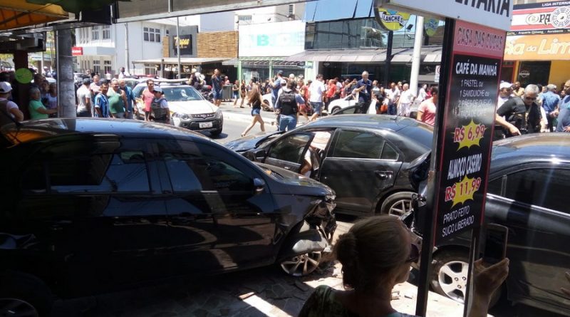 Criminoso em fuga colide em quatro veículos no centro de Tramandaí