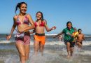 Projeto leva crianças e adolescentes pela primeira vez na praia