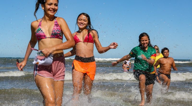 Projeto leva crianças e adolescentes pela primeira vez na praia