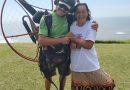 Ao completar 79 anos, osoriense realiza sonho de voar de paraglider (vídeo)