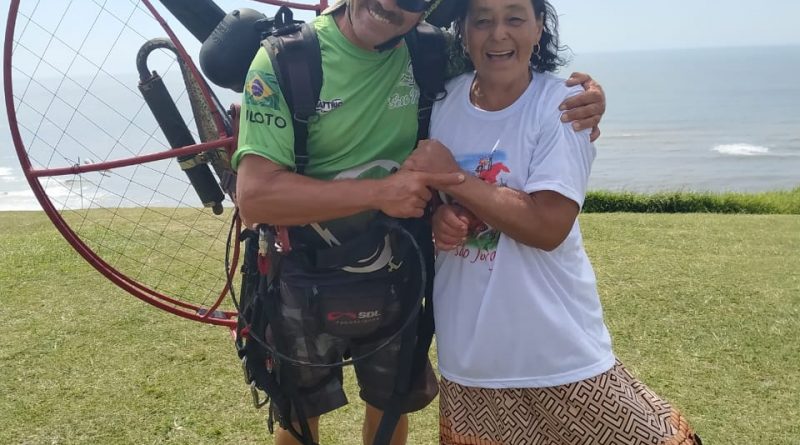 Ao completar 79 anos, osoriense realiza sonho de voar de paraglider (vídeo)