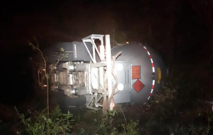 Tombamento de caminhão-tanque deixa um morto na freeway