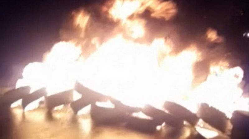 Pneus são queimados em bloqueio na RS-786