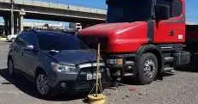 Criminosos colidem carro em carreta durante fuga em Osório