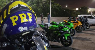 PRF flagra disputa de racha entre quatro motos na freeway