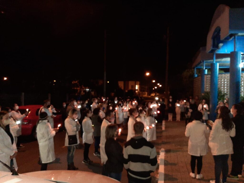 Servidores da saúde prestam homenagem a enfermeira morta atropelada em Osório (vídeo)