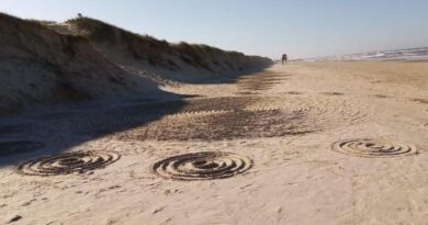Luzes desconhecidas no céu e símbolos encontrados na praia geram mistério