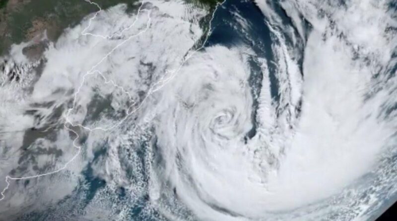 Ciclone raro e de trajetória atípica avançará para a costa do Sul do Brasil
