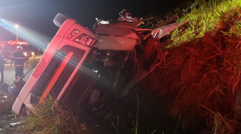 Homem morre após tombar carreta na Rota do Sol