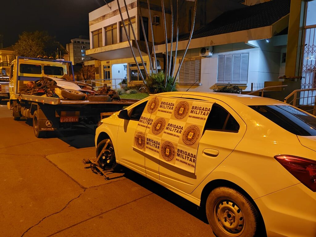 BM flagra traficantes desmanchando veículo roubado em Osório