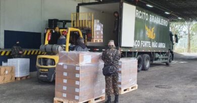 Exército transporta carga de anestésicos comprados do Uruguai para suprir falta em hospitais gaúchos