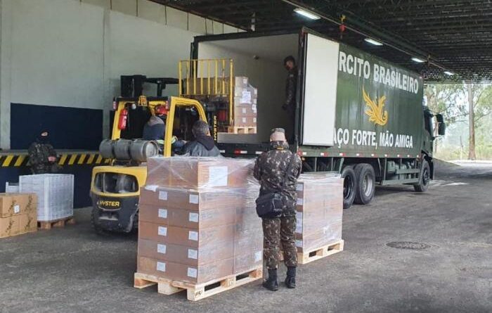 Exército transporta carga de anestésicos comprados do Uruguai para suprir falta em hospitais gaúchos