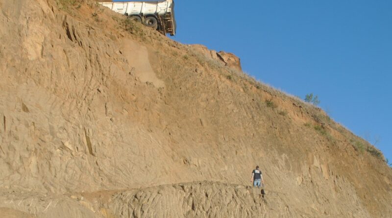 Estado: trabalhador morre ao despencar de mina de saibro