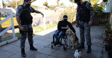 Canil do 8ºBPM ensina menino portador de deficiência congênita a adestrar sua cachorra