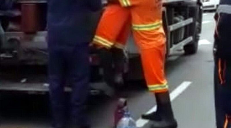 Gari fica ferido em caminhão de lixo em Osório (vídeo)