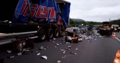 Caminhão tomba e bloqueia trecho da freeway, em Osório