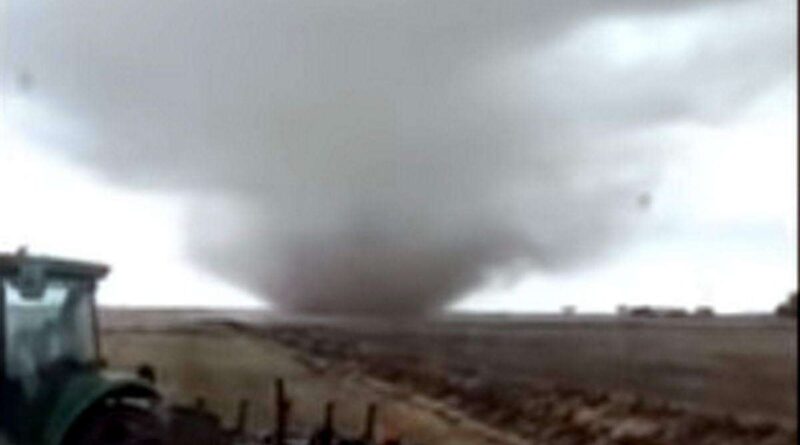 Imagens mostram formação de tornado no Litoral Norte