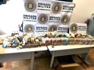 Criminosos são detidos com grande quantia de dinheiro na Estrada do Mar