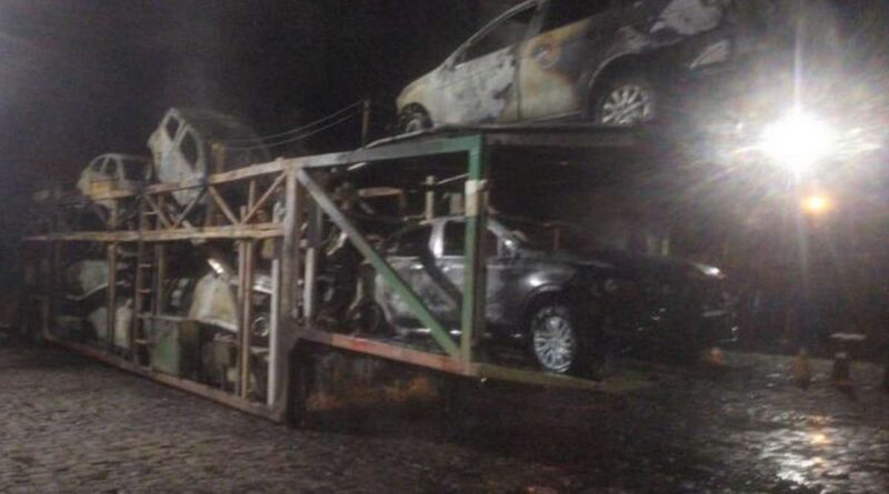 Caminhão com 11 veículos pega fogo em Osório