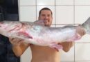 Não é história de pescador: homem registra em foto peixe de mais de 20kg