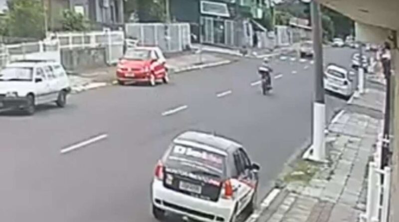 Câmera de vigilância flagra acidente de trânsito em Osório (vídeo)