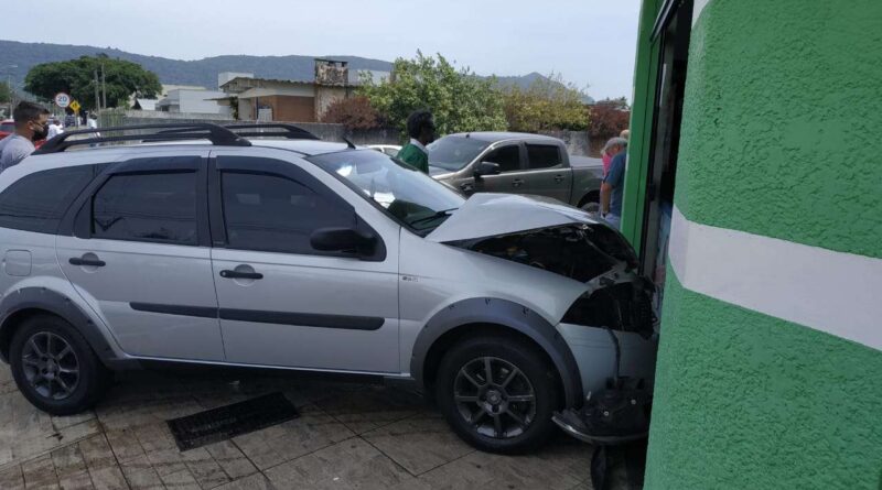 Veículo quase invade mercado em acidente envolvendo três carros em Osório