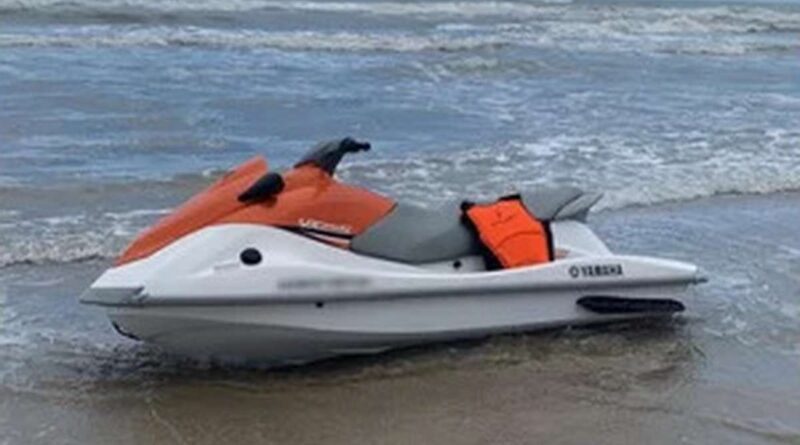 Homem é encontrado morto ao lado de jet-ski na beira mar